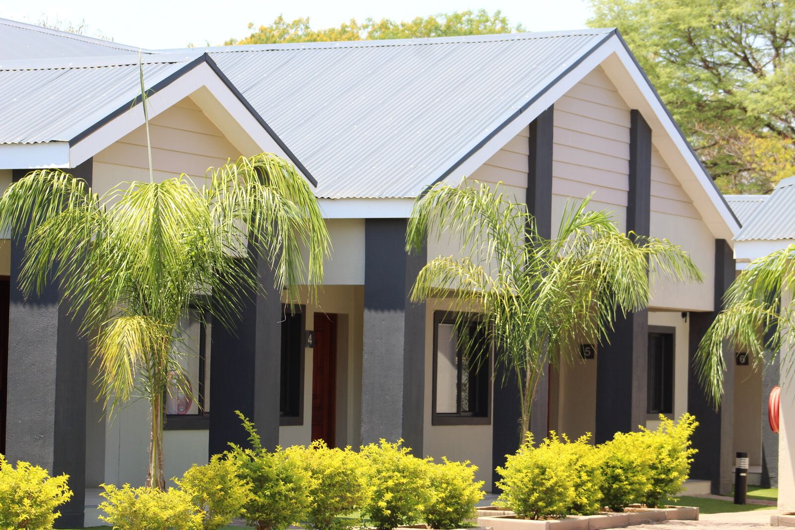 Rideaux occultants, chambres insonorisées, fer et planche à repasser