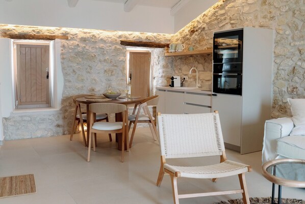 Suite, Sea View | In-room safe, soundproofing, iron/ironing board, free WiFi