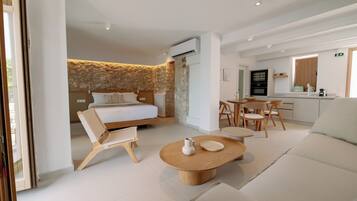 Suite, Sea View | In-room safe, soundproofing, iron/ironing board, WiFi (free)
