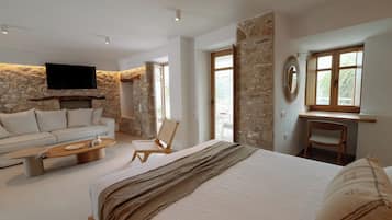 Suite, Sea View | In-room safe, soundproofing, iron/ironing board, free WiFi