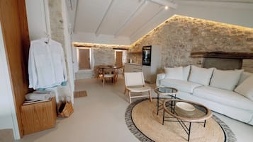 Suite, Sea View | In-room safe, soundproofing, iron/ironing board, free WiFi