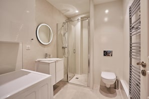 Apartment | Bathroom | Hair dryer, towels, soap, shampoo