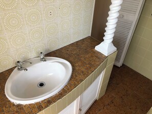 Classic Double Room | Bathroom | Shower, free toiletries, towels, soap