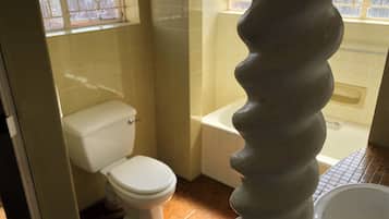 Phòng đôi phong cách cổ điển | Phòng tắm | Buồng tắm vòi sen, đồ dùng nhà tắm miễn phí, khăn tắm, xà phòng