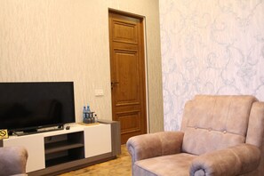 Chambre Deluxe double, balcon, vue sur la cour intérieure | Fer et planche à repasser, accès au Wi-Fi (inclus)