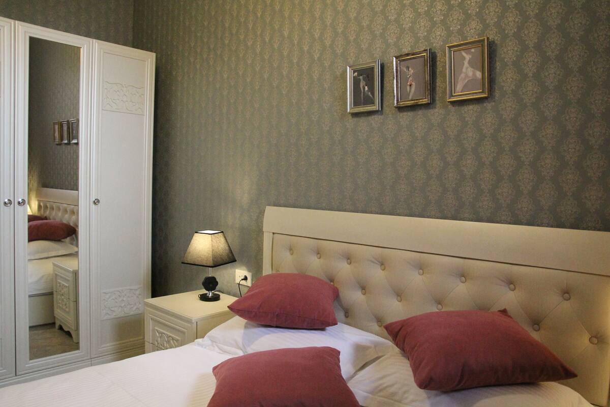 Luxury Suite, Patio, Courtyard View | Iron/ironing board, WiFi (free)