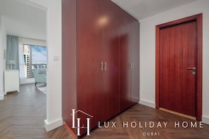 Una habitación amplia con un armario grande, una puerta y vistas a la ciudad.
