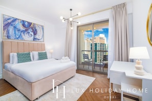 Una habitación de hotel moderna con una cama grande, un escritorio y vistas a la ciudad.