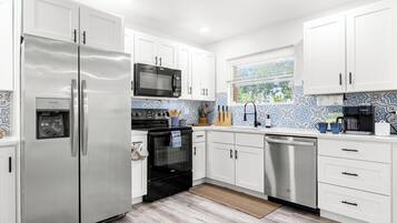 Mikrowelle, Ofen, Herdplatte, Geschirrspüler