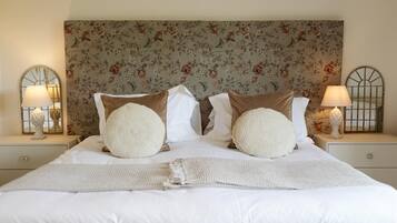 5 bedrooms, iron/ironing board, WiFi, bed sheets