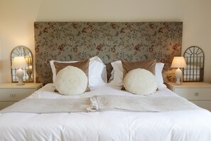 5 bedrooms, iron/ironing board, WiFi, bed sheets