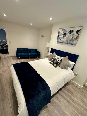 2 habitaciones, tabla de planchar con plancha, wifi y ropa de cama 