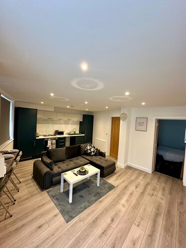 2BR City Centre Flat - Sleeps 7 - Parking - Near Arena