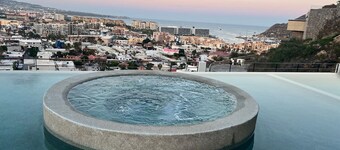 Elegant Oceanview Apt Near DT