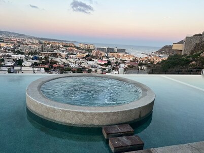 Elegant Oceanview Apt Near DT