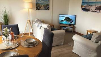 Villa, 3 Bedrooms, Accessible, Balcony | Living room | Books