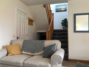 Villa, 3 Bedrooms, Accessible, Balcony | Living room | Books