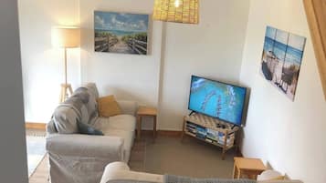 Villa, 3 Bedrooms, Accessible, Balcony | Living room | Books