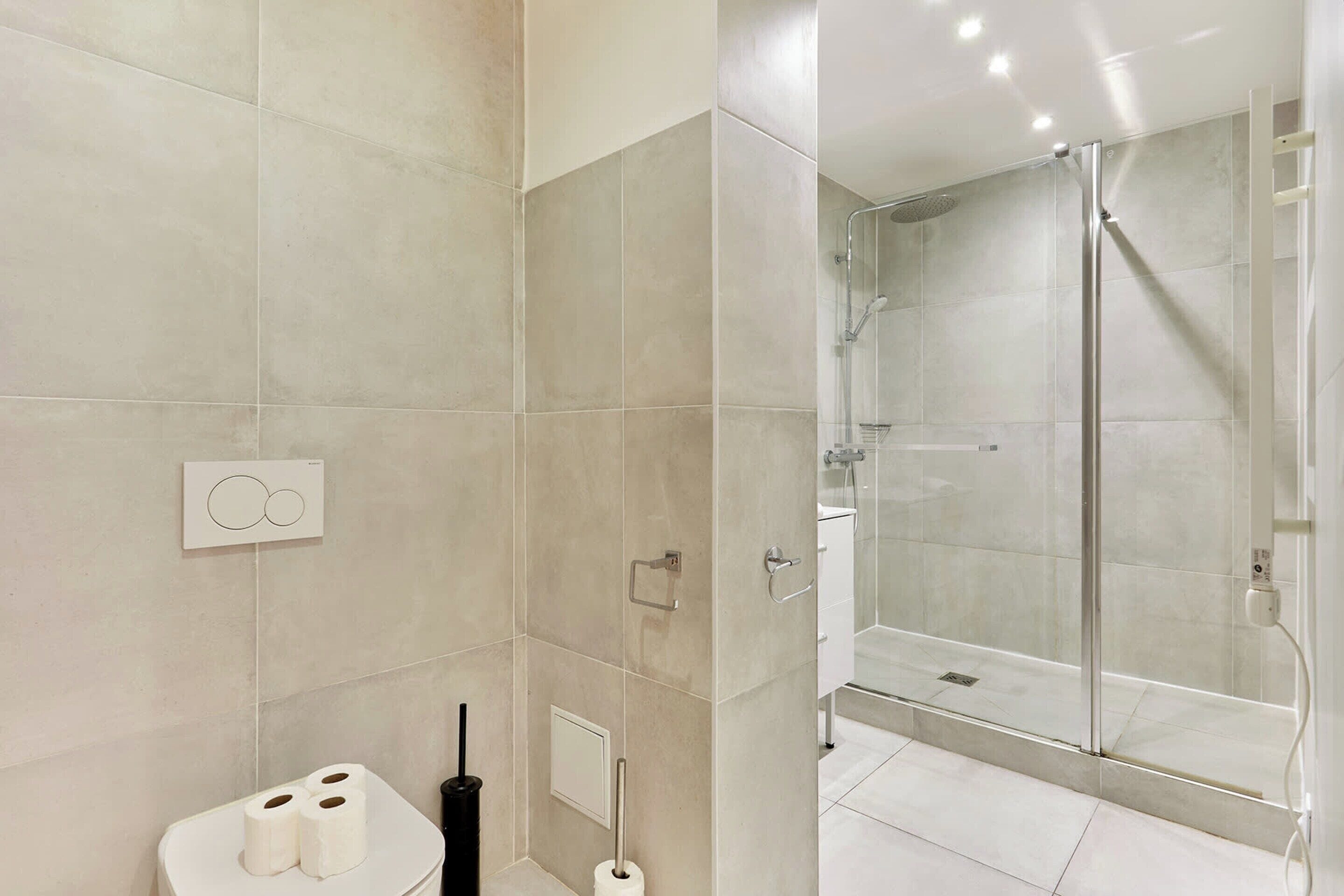 Apartment | Bathroom | Hair dryer, towels, soap, shampoo