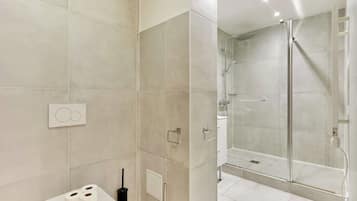 Apartment | Bathroom | Hair dryer, towels, soap, shampoo