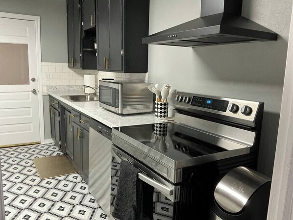 Réfrigérateur, micro-ondes, four, plaque de cuisson