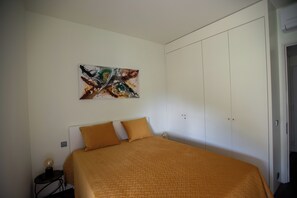 2 bedrooms, internet, bed sheets