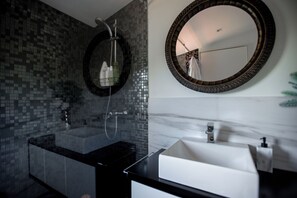 Dusche, Haartrockner, HandtĂŒcher, Seife