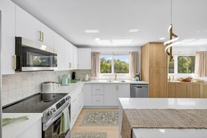 冷蔵庫、電子レンジ、オーブン、コンロ