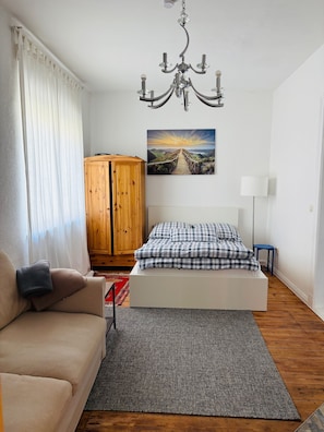 Iron/ironing board, bed sheets