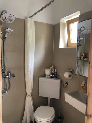 Hair dryer, towels, soap, toilet paper - Quiet and rustic ground floor apartment (Neetzow-Liepen)