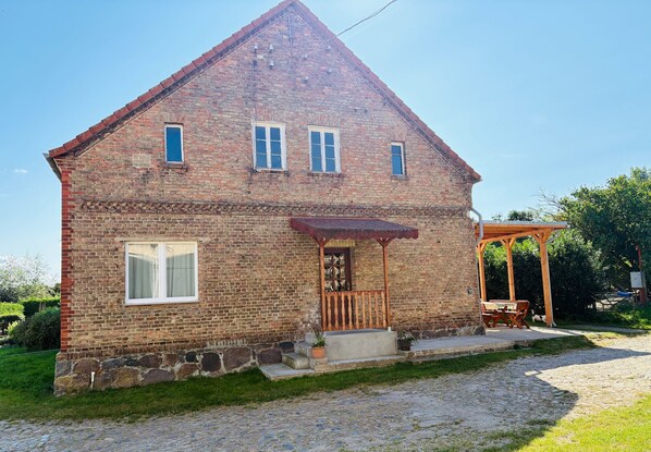 Exterior - Quiet and rustic ground floor apartment (Neetzow-Liepen)