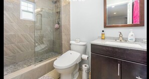 Suihku, hiustenkuivaaja, pyyhkeet, saippua