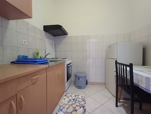 Fridge, stovetop, coffee/tea maker, cookware/dishes/utensils
