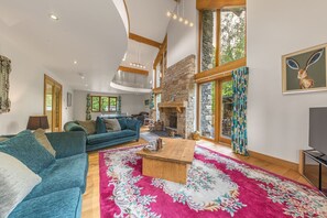 スマートテレビ、暖炉、テレビゲーム、卓球台