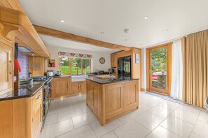 Fridge, microwave, stovetop, dishwasher - Lake District Luxury Hideaway - Lambhowe Lodge (Crosthwaite)