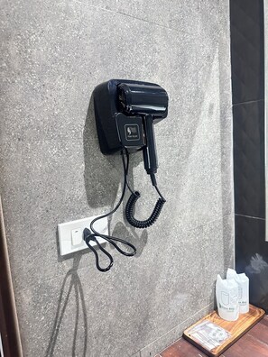 샤워 시설, 헤어드라이어, 타월, 비누