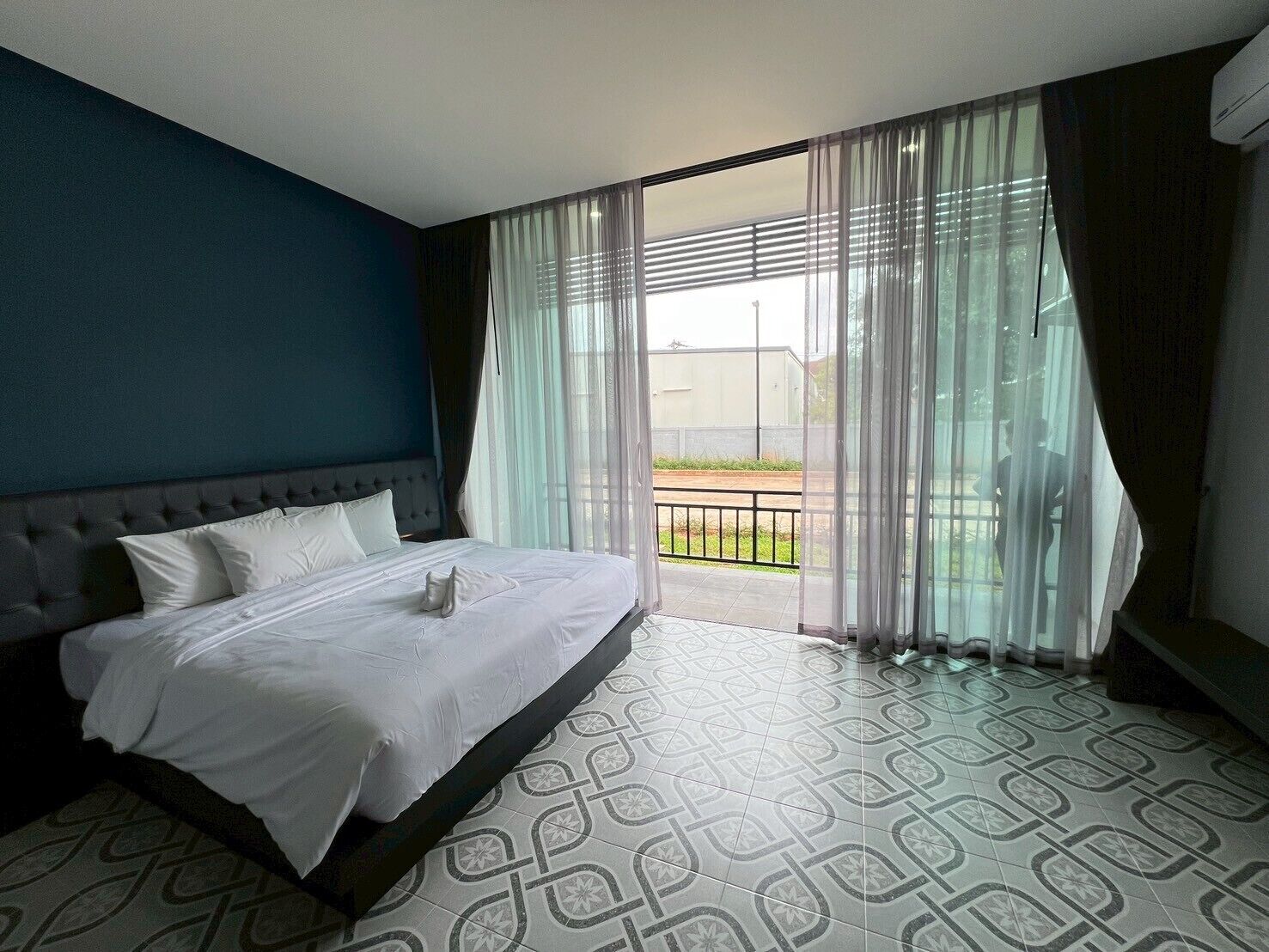 Standard Room, 1 King Bed, Balcony, City View | Desk, free WiFi
