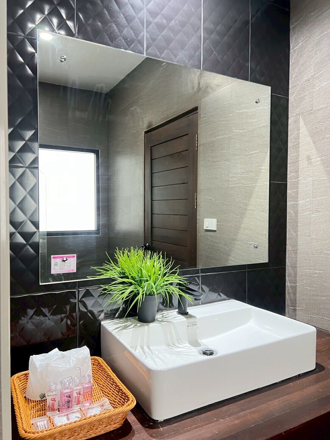 ฝักบัว, ไดร์เป่าผม, ผ้าเช็ดตัว, สบู่