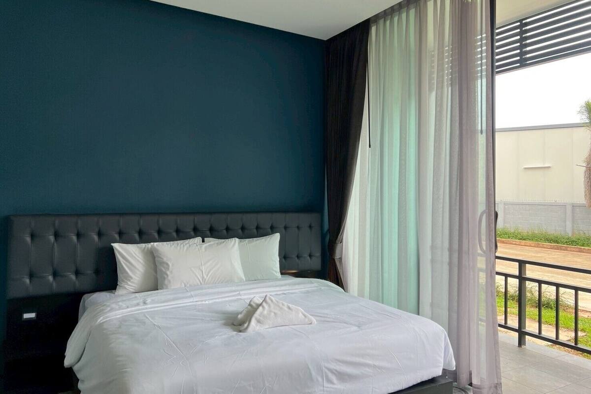 Standard Room, 1 King Bed, Balcony, City View | Desk, WiFi (free)