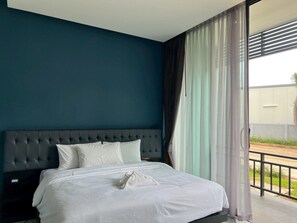 Standard Room, 1 King Bed, Balcony, City View | Desk, free WiFi