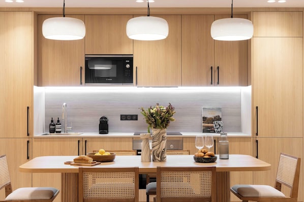 Apartment | Dining - Elegant Apartment With AC - 3br-6p- Montorgueil (Paris)