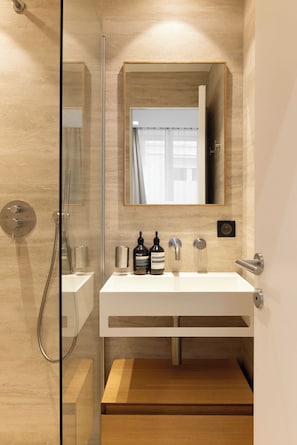 Apartment | Bathroom | Hair dryer, towels, shampoo - Elegant Apartment With AC - 3br-6p- Montorgueil (Paris)