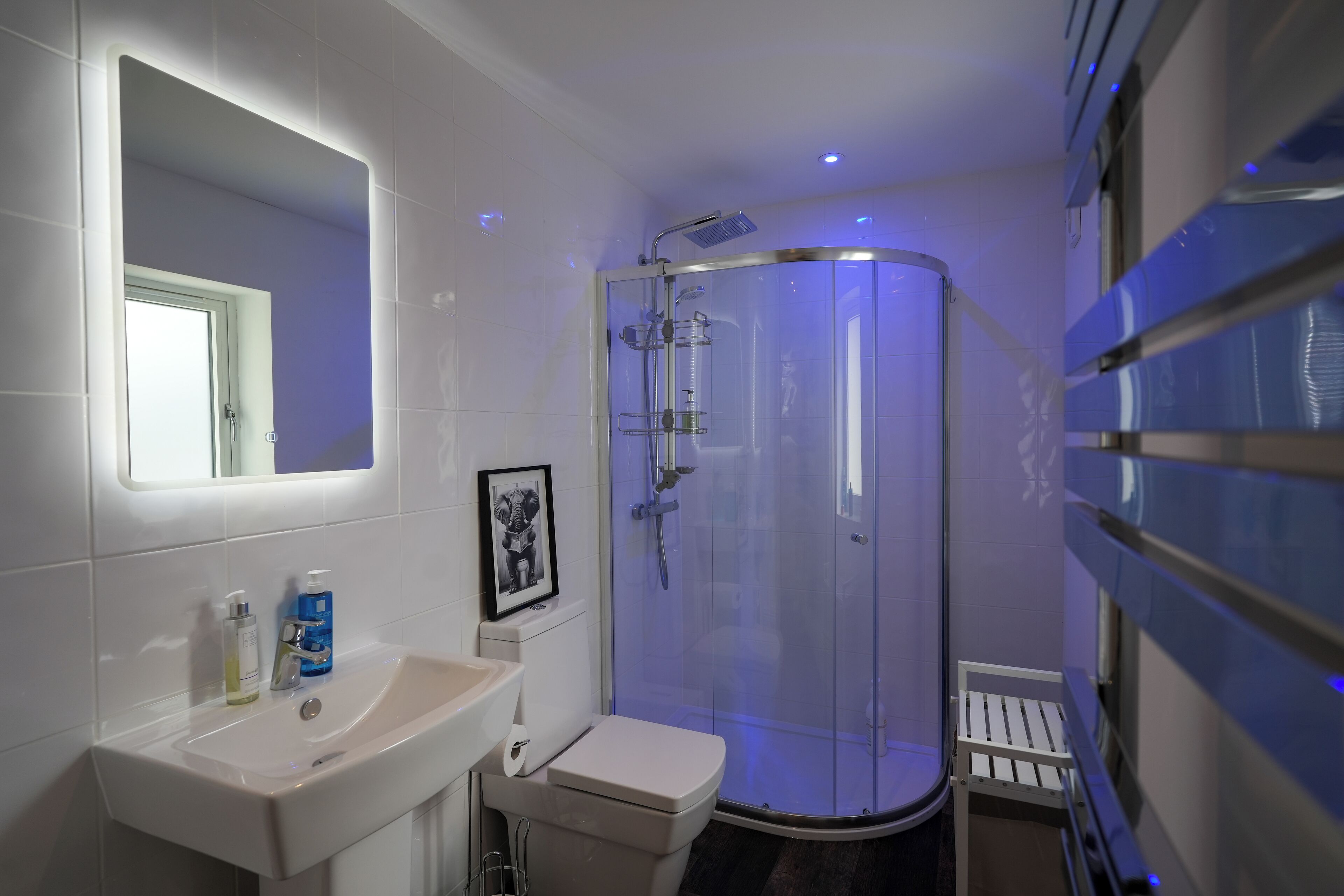 Douche, serviettes fournies, savon, papier toilette