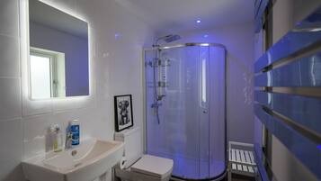 Douche, serviettes fournies, savon, papier toilette