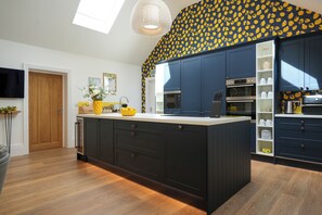 Micro-ondes, four, plaque de cuisson, lave-vaisselle