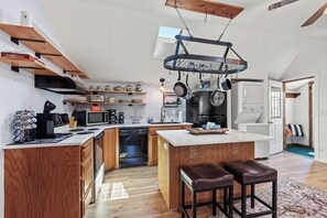 Køleskab, mikrobølgeovn, ovn, kogeplade