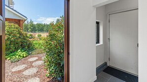 Un interior modern amb una porta que dona a una zona de jardí.