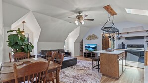 Un loft espaiós amb zona de menjador, saló i cuina.