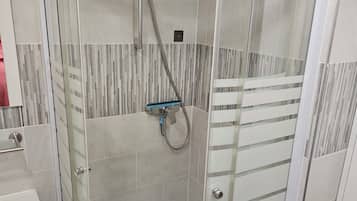 Sèche-cheveux, serviettes fournies, savon, papier toilette