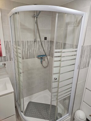 Een haardroger, handdoeken, zeep, toiletpapier